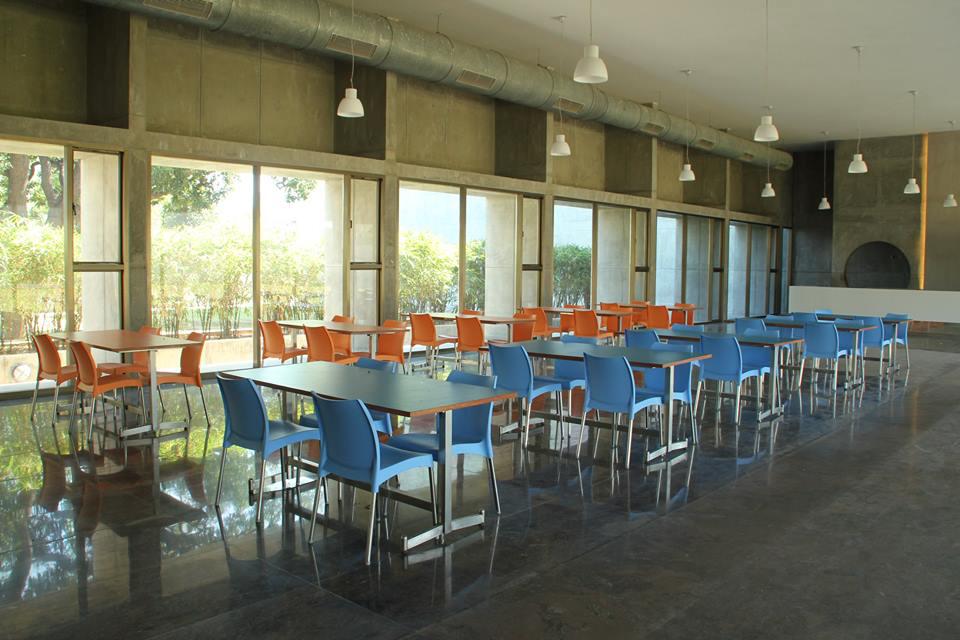 ડાઈનીંગ હોલ